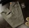 Perfeito para o uso diário. Calça masculina de linho puro, simples, elegante e de corte solto.