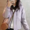 O item quente popular deste ano é uma jaqueta curta casual com capuz super estilosa para mulheres petites, nova para primavera e outono de 2026