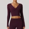 Camiseta de manga larga ajustada de estilo europeo y americano, color crema, para mujer, adecuada para deportes, correr, fitness y Pilates, con escote en V pronunciado