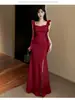 Vestido burdeos de cuello cuadrado con tirantes de volantes, diseño plisado, ajustado, con abertura y cola de pez, vestido largo de anfitrión de banquete