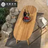 Villa Nórdica Silla de Comedor de Madera Maciza Terraza de Ocio Mesa Redonda de Teca Balcón al Aire Libre Mesa y Silla de Té Silla Creativa de Ratán Juego de Tres Piezas