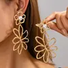 Un par de pendientes grandes de flor de perla hueca con un diseño elegante, modernos y versátiles para mujer