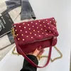 Otoño 2026 Bolso Sencillo Nuevo Bajo el Brazo Bolso de Mano Retro Bolso de Mujer Bolso Cuadrado Pequeño con Remaches Bolso de Hombro de Moda