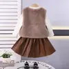 Conjunto de Forro Polar de Invierno para Niñas 2025 Nuevo Estilo Ropa de Otoño e Invierno para Bebés Moda Cálido Conjunto de Tres Piezas Tendencia