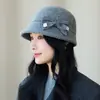 Novo chapéu de lã para equitação de outono e inverno para mulheres com laço, vintage elegante, afina o rosto, chapéu bucket moderno, chapéu de proteção solar
