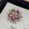 Broche de Flor de Cristal de Imitación Nuevo de Alta Gama Elegante para Otoño e Invierno, Pin de Diamante Microincrustado de Moda y Exquisito, Accesorios para Traje y Abrigo