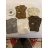 Top de punto fino color cacahuete estilo coreano, cuello en V simple, corte ajustado, manga corta para mujer, versátil para principios de otoño 11563