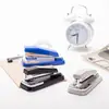 Grapadoras de papelería: Una gama completa de grapadoras Deli de tamaño mediano y que ahorran mano de obra está disponible en stock, con amplio inventario y entrega rápida