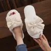 Pantuflas de algodón peluche con lazo, nuevo estilo para interior y exterior, tamaño pequeño, en stock, pantuflas cómodas y esponjosas