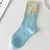 Meias Coloridas em Gradiente com Letra R para Mulheres, Meias de Cano Médio para Outono e Inverno, Estilo Coreano Versátil, Malha C com Infravermelho, Meias Esportivas Personalizadas da Moda