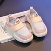 Tenis Transpirables para Niños y Niñas Tallas Medianas y Grandes Estilo Otoño 2025 Velcro Casual Niños Calzado Deportivo Hueco Zapatos para Niños