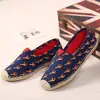 Moda de otoño de tendencia nuevos zapatos de lino para hombre y mujer zapatos de paja pescador un pedal mocasines de lona al por mayor