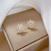 [Acero de Titanio] Conjunto de Collar y Pendientes Microincrustados Lujo Ligero Flor Giratoria Personalidad Elegante Combinación de Pendientes y Collar para Banquetes