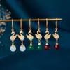 Cheongsam para Mujer Traje Chino con Baño de Oro 24k Diseño Estilo Corte Pendientes Largos de Cisne Incrustados con Cristal Color Calcedonia