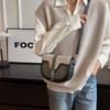 Bolso pequeño de estilo francés para mujer, bandolera de hombro estilo occidental de alta gama, popular en Internet, de crowdsourcing, 2024