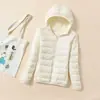 Venta al por mayor de fábrica Otoño Invierno Comercio exterior Ligera Multicolores Chaqueta de algodón con capucha para mujer Abrigo de algodón Estilo corto Tallas grandes Adelgazante Chaqueta de algodón Ropa de abrigo