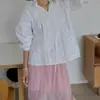 Camisa feminina branca de manga longa, solta, com gola alta estilo francês, babados e cadarço, com detalhes em renda, top jovem e elegante