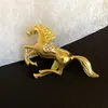 Broche de Tela del Año del Zodiaco con Diseño de Caballo Pequeño, Broche de Moda de Lujo de Alta Gama, Accesorio de Moda de Diseño de Nicho para Mujeres