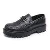 Sapatos masculinos de couro novos transfronteiriços sapatos de couro de negócios de sola grossa tendência da moda sapatos de couro a pedal fabricantes atacado uma geração de cabelo