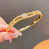 Pulseira com Fivela de Encaixe em Forma de Cobra Banhada a Ouro Real 18K Moda Retrô Pulseira Elegante Luxo Acessível Joias de Alta Qualidade para Mulheres