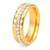 Anel Feminino Simples Estilo Europeu e Americano Transfronteiriço com Diamantes Quadrados, Aço Titânio, Design Gravado, Anel Unissex Elegante para Noivado e Casamento