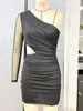 Vestido cruzado de un hombro revelador de cintura ajustado para mujer, estilo europeo y americano, vestido bodycon de verano de alta gama, vestido corto sexy estilo chica caliente para fiesta