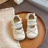 Zapatos para niños en un estilo dulce con moños, zapatos Mary Jane de cuero plateados para niñas, zapatos planos bajos de encaje de princesa con suelas suaves