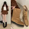 Versão macia~Botas de cano médio plissadas, empilhadas, de bico quadrado nicho, que aumentam a altura, para mulheres, novas botas de montaria versáteis 2026
