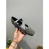 Sapatos Mary Jane estilo coreano com bolinhas e tiras cruzadas, bico quadrado, abertura rasa e salto oculto, perfeitos para um look suave e elegante, adequados para o trabalho.