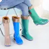 Botas de lluvia impermeables de moda para mujer, de tubo largo, para exteriores, de tubo alto, cálidas, antideslizantes, resistentes al desgaste, zapatos de agua, zapatos impermeables para mujer para todas las estaciones