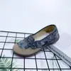 Atacado transfronteiriço de sapatos casuais slip-on respiráveis de sola macia antiderrapantes estilo étnico bordado de Pequim para pessoas de meia-idade e idosos