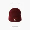 Gorro de Lã Quente Bordado com Filhote Fofo Novo de Inverno para Mulheres, Chapéu Versátil que Afina o Rosto com Circunferência de Cabeça Grande