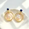 Brincos Dourados Argola com Textura Vintage, Pérola Barroca Lápis Lazúli, Brincos Longos Color-Blocking de Luxo Leve que Afinam o Rosto, Brincos Femininos