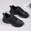Superfície de couro microfibra Moda transfronteiriça Preto puro Sapatos esportivos leves Cano baixo Sapatos femininos Tamanho grande Sapatos casuais Sapatos para caminhada e corrida