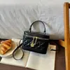 Bolso de mano para mujer con intrincado bordado, bolso pequeño cuadrado tipo caja de un solo hombro, nuevo diseño de nicho 2026, bolso cruzado versátil