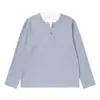 Ropa Vintage Yidao 2026 Otoño Nuevo Estilo Japonés Moderno Canalé Vertical Pequeño Cuello Henley Holgada Casual Manga Larga Camiseta para Hombre