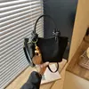 Bolso de gamuza para mujer, nuevo y moderno estilo retro de otoño 2026, adecuado para ir al trabajo, bolso de hombro, bolso cruzado, bolso tipo cubo
