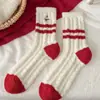 24 Novidade de Inverno Meias de Natal Desenho Animado Bordado Boneco de Neve Papai Noel Veludo Australiano Meias Médias Femininas Meias Quentes para Chão