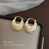 Pendientes Huecos con Patrón de Diamante en Forma de Bolso, Estilo de Lujo Ligero a la Moda, Clips para Orejas con Circonita Microincrustada, Sensación de Lujo Ligero de Alta Gama, Pendientes Transfronterizos para Mujer