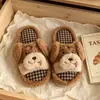 Lindas pantuflas peludas a cuadros de cachorro para mujer, nuevas pantuflas de algodón cálidas antideslizantes para el hogar de otoño e invierno para hombre