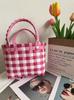 Venta al por mayor de fábrica canasta de verduras de verano color de nicho a cuadros bolsa cuadrada pequeña de mano regalo de mano bolsa tejida de mano para niños