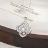 Collar hueco de trébol de cuatro hojas de plata de ley s925 para mujer, adornado con circonita, estilo de lujo ligero, sensación de alta gama, color dorado, estilo old money
