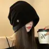 Gorro de Metal con Logo de Letra para Otoño e Invierno 2025, Cortavientos y Resistente al Frío, Versátil, para Circunferencia de Cabeza Grande, Sombrero Frío para Adelgazar la Cara, Gorro Turbante