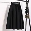 Foto real de garota gorda plus size em uma saia de algodão solta, de cintura elástica e com amarração, versátil e oversized, estilo workwear japonês