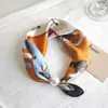 Colar de lenço de seda com pérolas e fecho magnético para mulheres, corrente fina para clavícula de verão, lenço pequeno retrô francês, lenço decorativo para o pescoço
