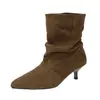 Botas femininas de salto fino com bico fino, para o outono/inverno de 2026, estilo transfronteiriço, botas justas plissadas em camurça, botas de salto alto até o tornozelo estilo europeu e americano