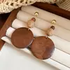 Brincos Pendentes Redondos de Madeira com Ráfia Agulha de Prata com Design Único, Estilo Étnico, Brincos de Temperamento Vintage para Mulheres