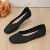 Nuevos zapatos negros cómodos para mujer, sencillos zapatos slip-on de primavera-verano, zapatos planos de una sola pieza para mujer, zapatos de tela tejida transpirable de corte bajo