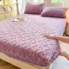 Comércio Exterior Transfronteiriço Outono e Inverno Acolchoado Quente Tafetá Veludo Lençol de Solteiro Capa Protetora Simmons Lençol de Cama de Inverno Cobre de Cama