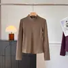 Alternativa acessível para camiseta de fleece com zíper parcial e corte justo, adequada para usar em camadas, como agasalho quente e para treinos de fitness.